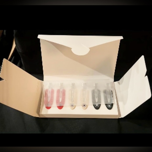CHANEL Beaute’ Hair Clip Accessory Set (Red, Cream and Black) Set - Picture 3 of 10